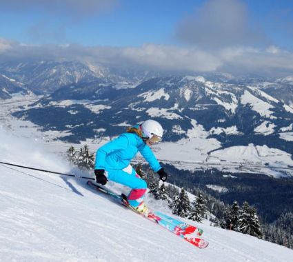 Skifahrerin im Skigebiet St. Johann in Tirol / © Stefan Eisend